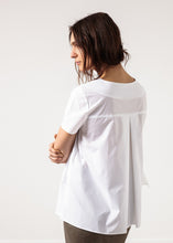 Charger l&#39;image dans la galerie, Pleat Back Blouse in White
